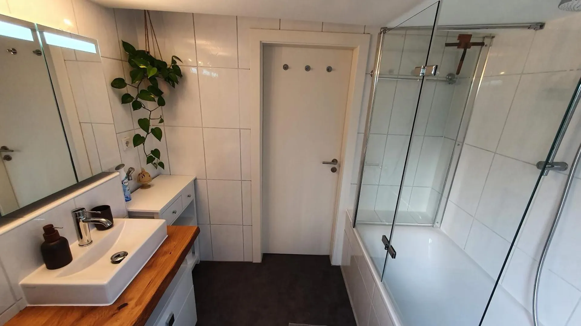 Modern 2.5 Bedroom Duplex Apartment Near Messe, Airport, Arena Dusseldorf Germany